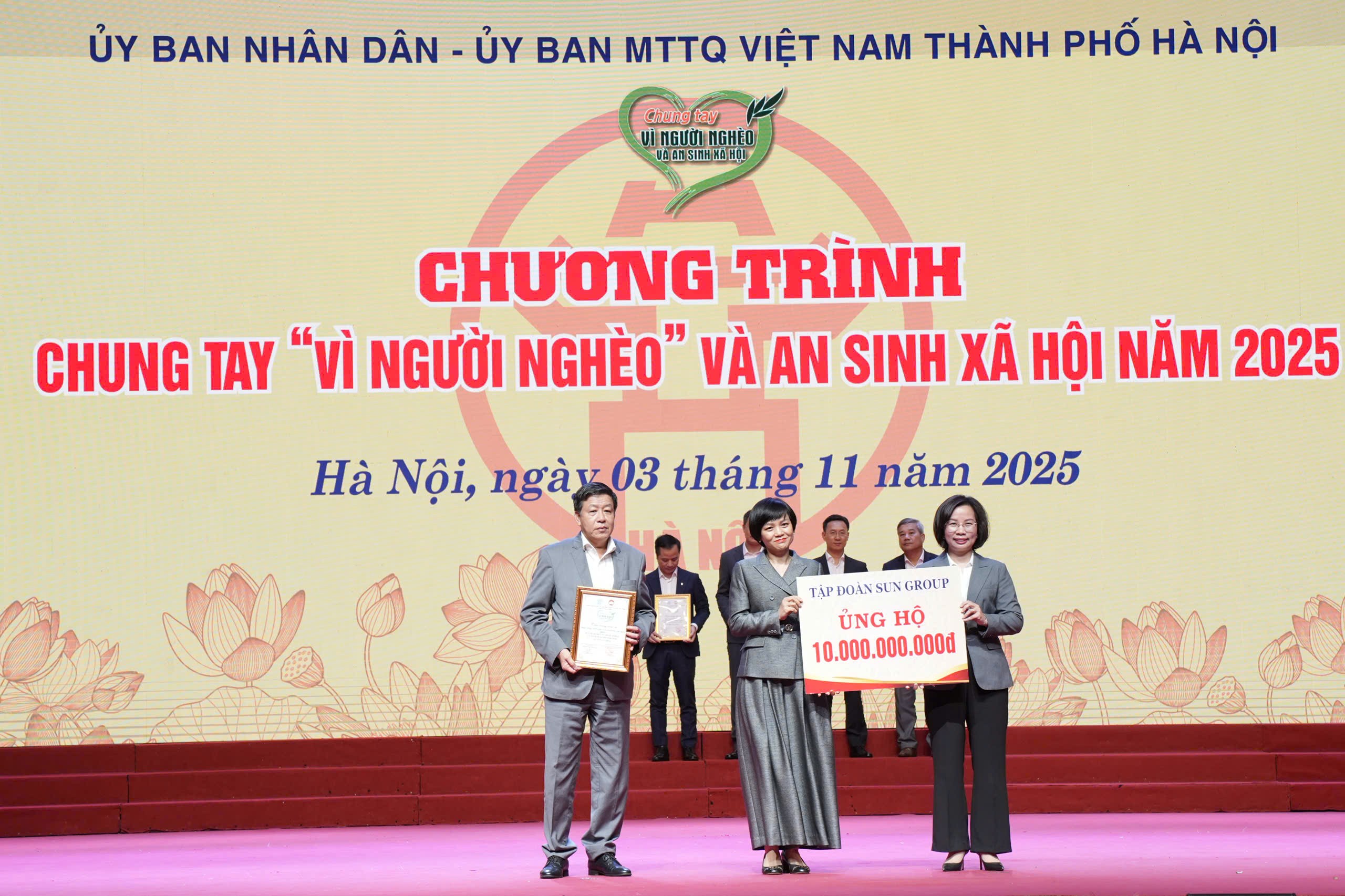 Phó Chủ tịch Thường trực UBND TP Hà Nội Dương Đức Tuấn và Chủ tịch Ủy ban MTTQ Việt Nam TP Hà Nội Bùi Huyền Mai tiếp nhận ủng hộ của các đơn vị