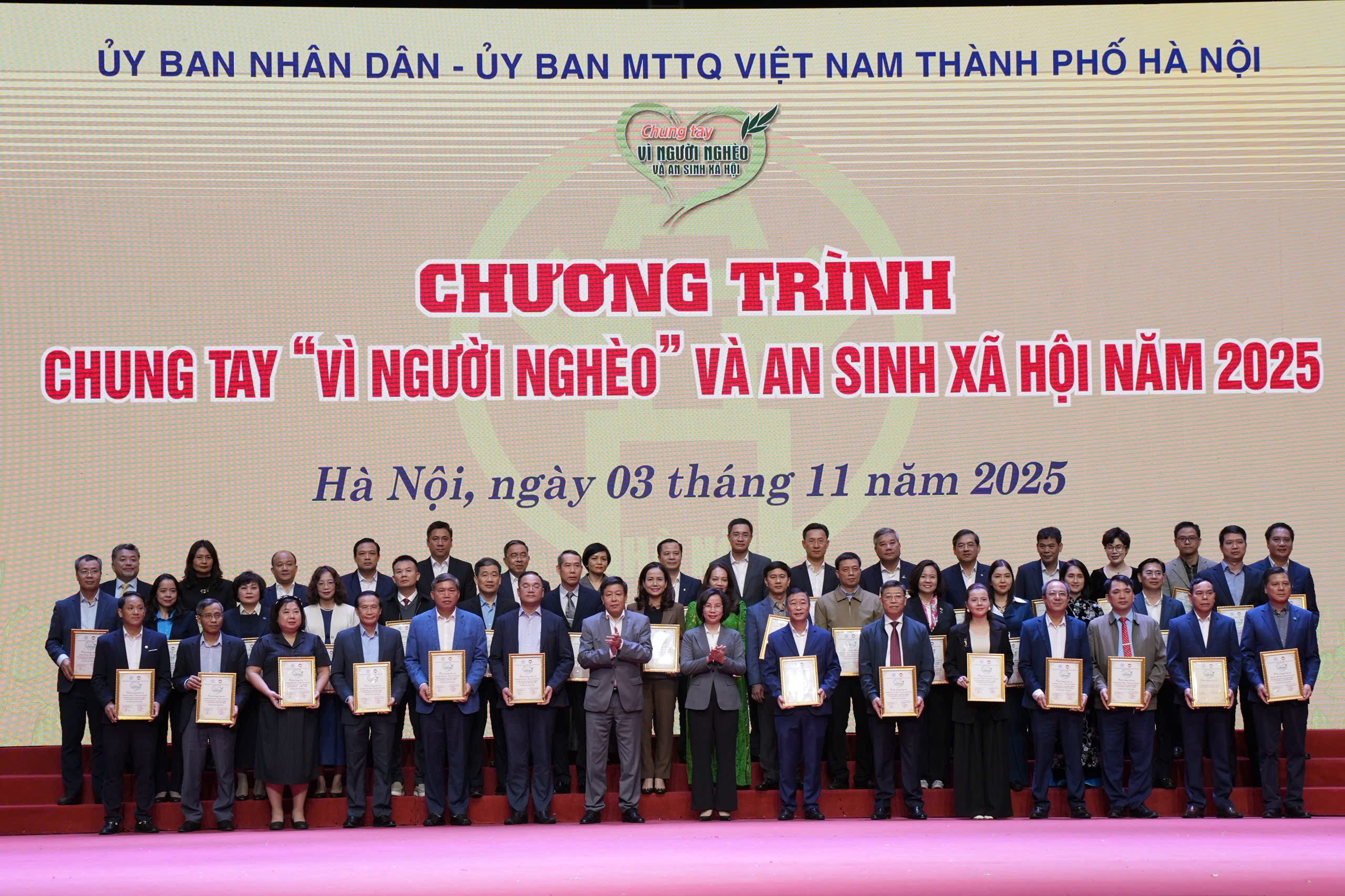 Lãnh đạo UBND, Ủy ban MTTQ TP Hà Nội vinh danh các đơn vị có nhiều đóng góp cho công tác an sinh xã hội