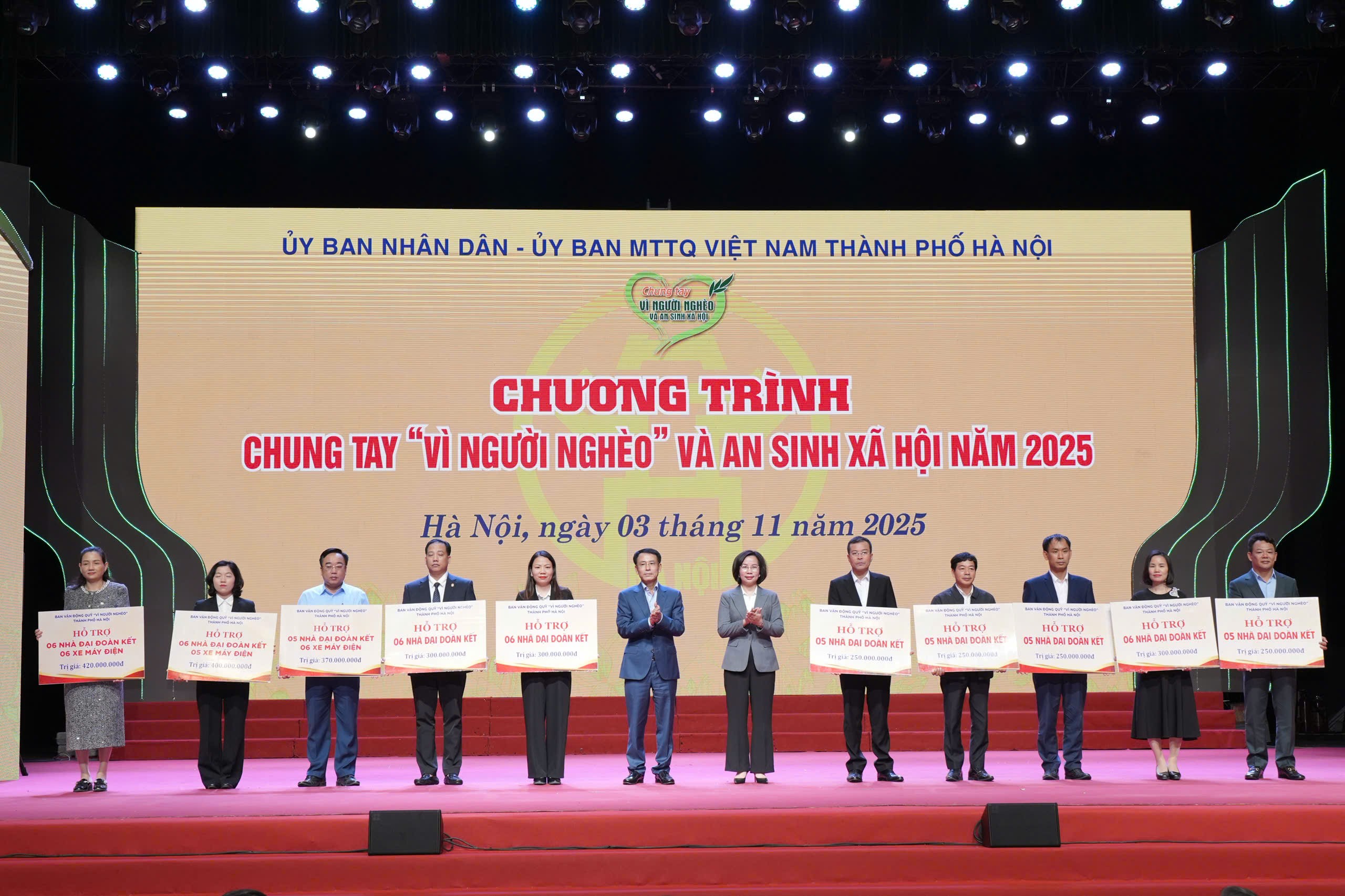 Phó Bí thư Thành ủy Hà Nội Nguyễn Trọng Đông và Phó Chủ tịch Thường trực Ủy ban MTTQ Việt Nam TP Hà Nội Bùi Huyền Mai trao phân bổ hỗ trợ cho các xã