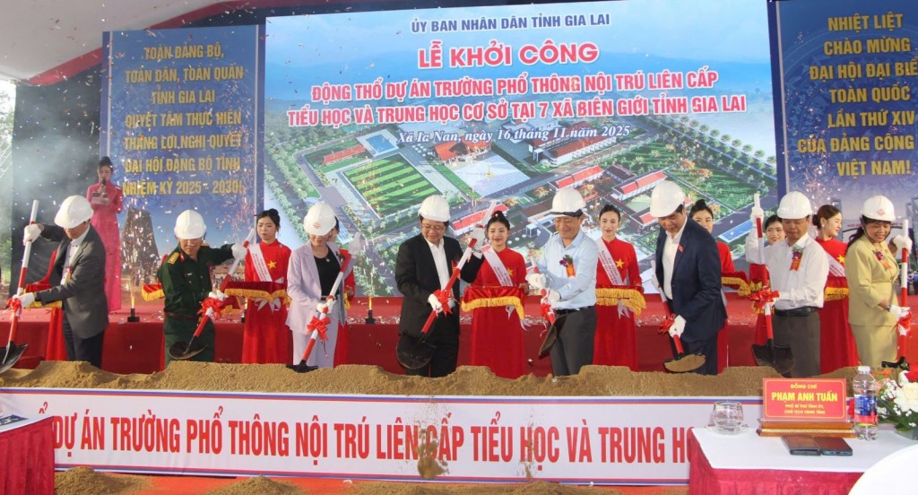 Đại biểu thực hiện nghi thức khởi công dự án Trường phổ thông nội trú liên cấp Tiểu học và THCS tại 7 xã biên giới Đại biểu thực hiện nghi thức khởi công dự án Trường phổ thông nội trú liên cấp Tiểu học và THCS tại 7 xã biên giới