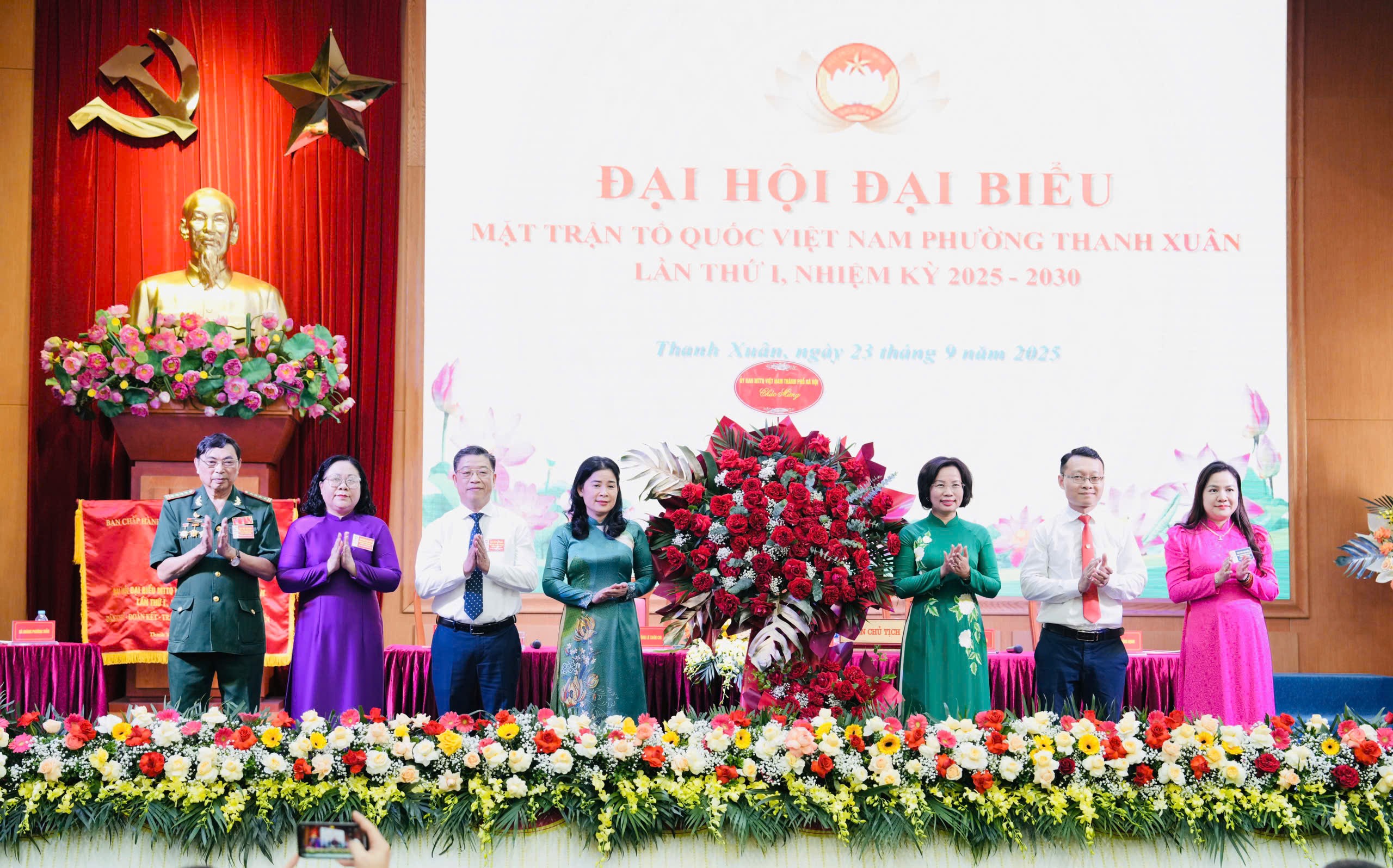 Ủy viên Ban Thường vụ Thành ủy, Chủ tịch Ủy ban MTTQ Việt Nam TP Hà Nội Bùi Huyền Mai tặng lẵng hoa chúc mừng Đại hội đại biểu Ủy ban MTTQ Việt Nam phường Thanh Xuân lần thứ I, nhiệm kỳ 2025 - 2030 Ủy viên Ban Thường vụ Thành ủy, Chủ tịch Ủy ban MTTQ Việt Nam TP Hà Nội Bùi Huyền Mai tặng lẵng hoa chúc mừng Đại hội đại biểu Ủy ban MTTQ Việt Nam phường Thanh Xuân lần thứ I, nhiệm kỳ 2025 - 2030