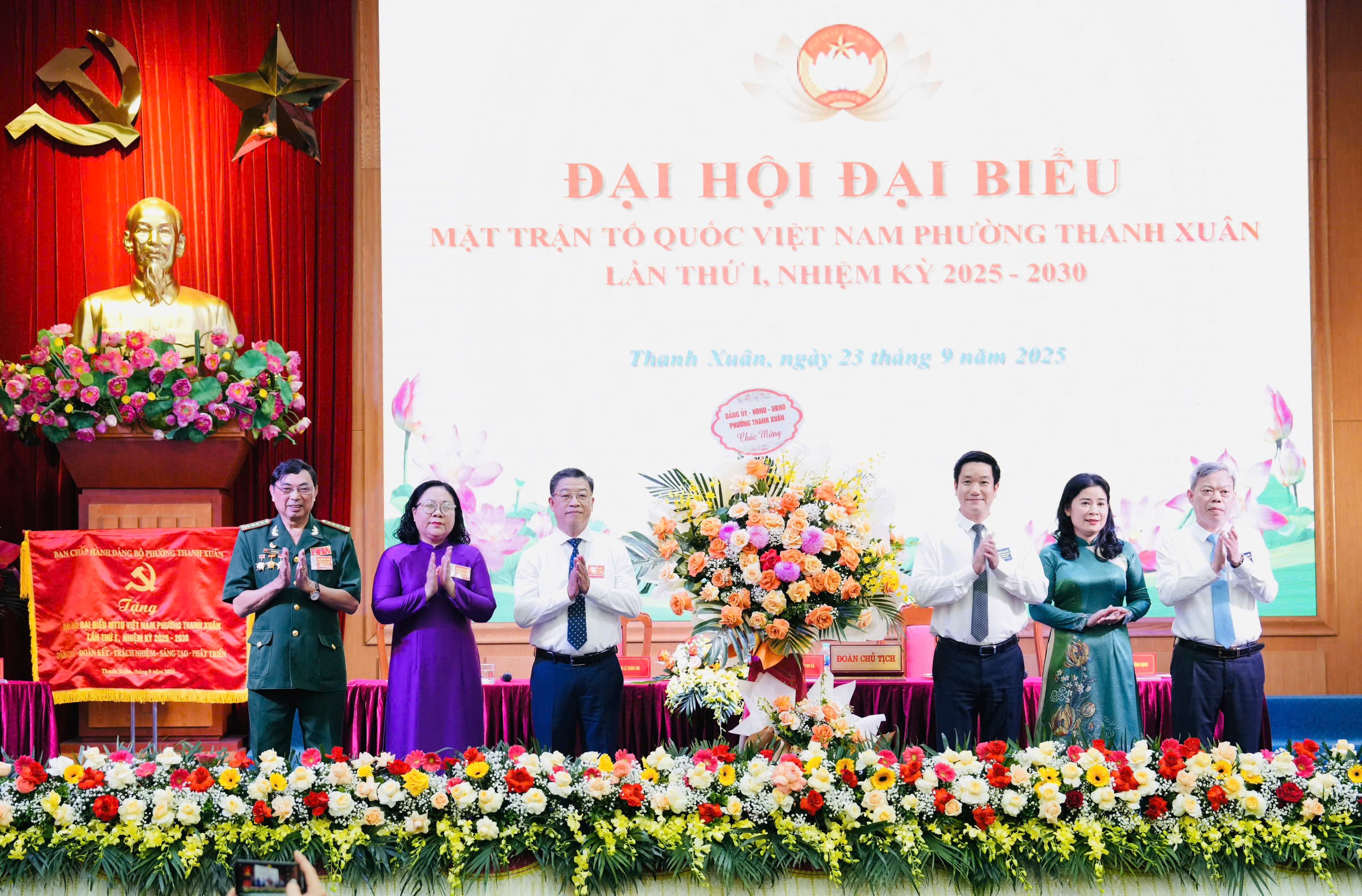 Đảng ủy, HĐND, UBND phường Thanh Xuân tặng lẵng hoa chúc mừng Đại hội Đảng ủy, HĐND, UBND phường Thanh Xuân tặng lẵng hoa chúc mừng Đại hội