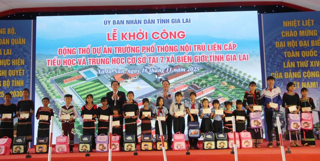 Phó Thủ tướng Hồ Quốc Dũng và Chủ tịch UBND tỉnh Phạm Anh Tuấn trao tặng các phần quà cho các em học sinh Phó Thủ tướng Hồ Quốc Dũng và Chủ tịch UBND tỉnh Phạm Anh Tuấn trao tặng các phần quà cho các em học sinh