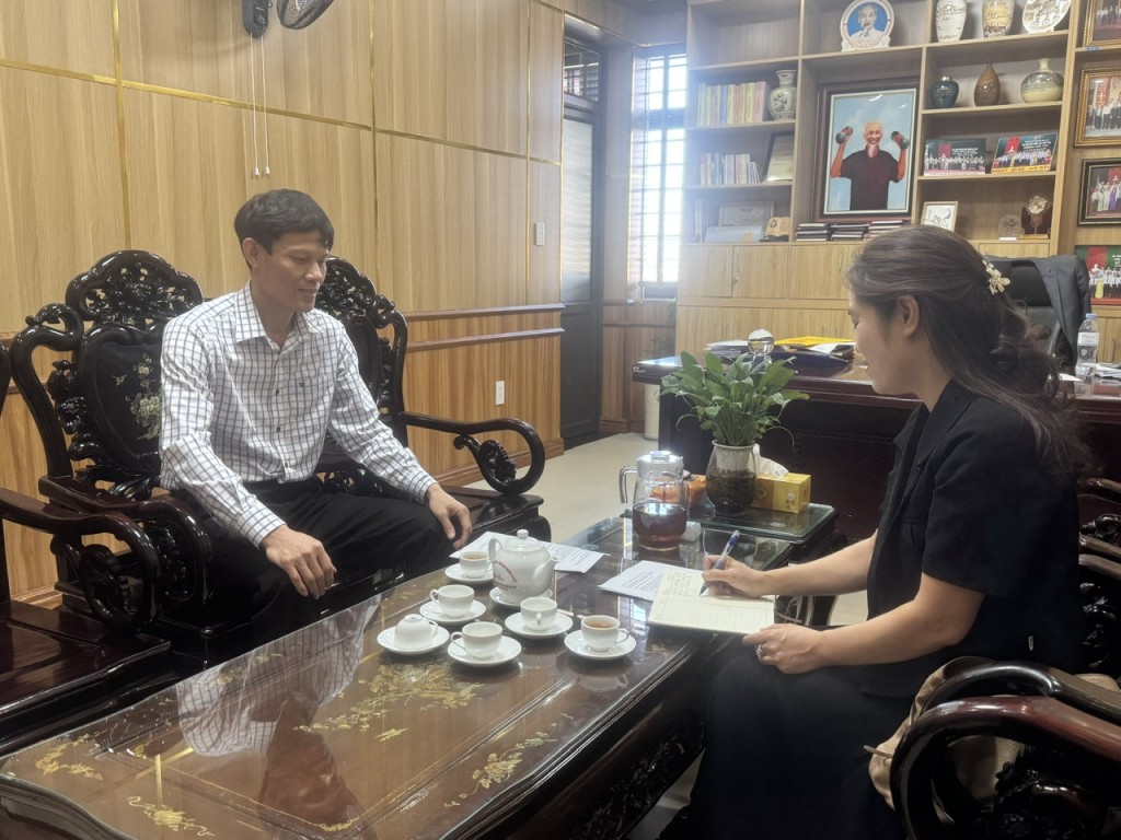 Phóng viên Báo Tuổi trẻ Thủ đô phỏng vấn đồng chí Nguyễn Văn Quang, Phó Bí thư Thường trực Đảng ủy xã An Lão Phóng viên Báo Tuổi trẻ Thủ đô phỏng vấn đồng chí Nguyễn Văn Quang, Phó Bí thư Thường trực Đảng ủy xã An Lão