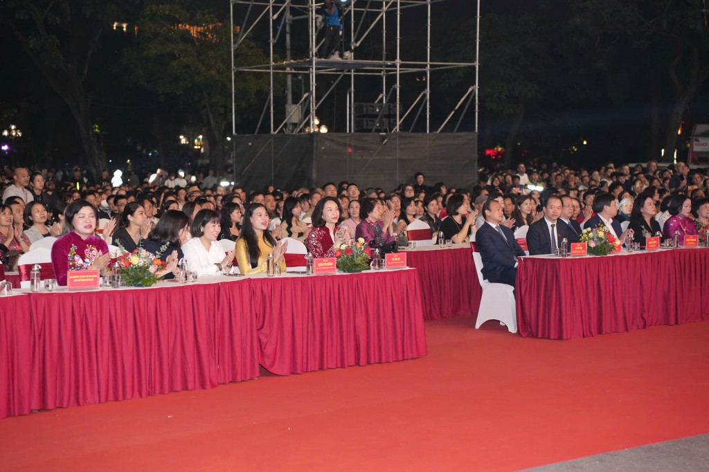 Các vị đại biểu tham dự chương trình Các vị đại biểu tham dự chương trình