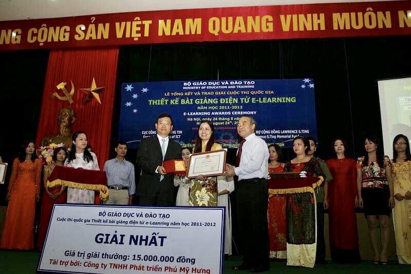 Cô giáo Đỗ Hải Hòa, Trường THCS Phú La, TP Hà Nội, đoạt giải Nhất cuộc thi quốc gia Thiết kế bài giảng điện tử E- Learning môn Toán 7: “Tính chất tia phân giác” (năm 2012); được Bộ Giáo dục và Đào tạo tặng Bằng khen. Giờ đây phương pháp dạy có “âm thanh”, “hình ảnh” này đã được áp dụng rộng rãi trong ngành Cô giáo Đỗ Hải Hòa, Trường THCS Phú La, TP Hà Nội, đoạt giải Nhất cuộc thi quốc gia Thiết kế bài giảng điện tử E- Learning môn Toán 7: “Tính chất tia phân giác” (năm 2012); được Bộ Giáo dục và Đào tạo tặng Bằng khen. Giờ đây phương pháp dạy có “âm thanh”, “hình ảnh” này đã được áp dụng rộng rãi trong ngành