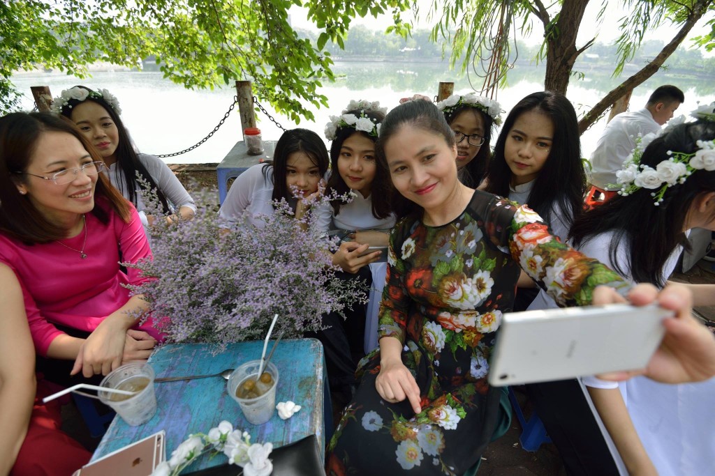 Nụ cười rạng rỡ của cô và trò trong thời đại công nghệ số Nụ cười rạng rỡ của cô và trò trong thời đại công nghệ số