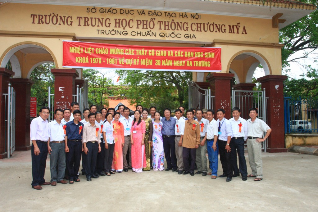 Nhà báo - nhạc sĩ Tào Khánh Hưng (đứng giữa áo xanh) tác giả ca khúc “ Ngọn lửa tri thức xanh” về hội khóa cùng các bạn. Nhà báo - nhạc sĩ Tào Khánh Hưng (đứng giữa áo xanh) tác giả ca khúc “ Ngọn lửa tri thức xanh” về hội khóa cùng các bạn.