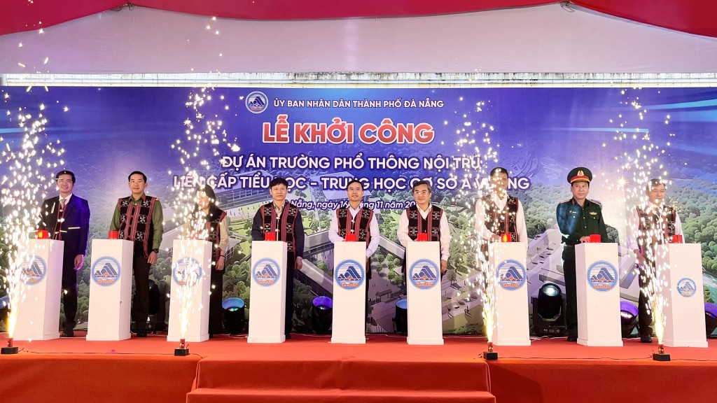 Các đồng chí lãnh đạo thành phố đã dự lễ khởi công tại các xã vùng biên (Ảnh: cổng TTĐT ĐN)