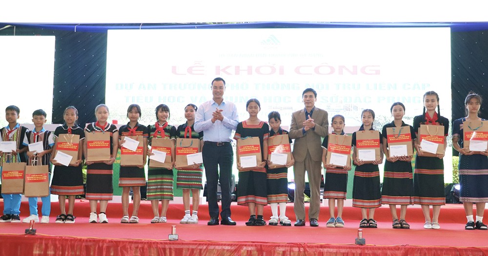 Bí thư Thành ủy Lê Ngọc Quang tặng quà cho các em học sinh đồng bào có hoàn cảnh khó khăn tại xã Đắc Pring (Ảnh: cổng TTĐT ĐN)