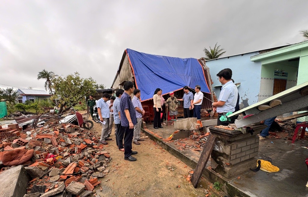 Bí thư Tỉnh ủy Lương Nguyễn Minh Triết cùng đoàn công tác thăm hỏi, động viên và trao quà cho các gia đình bị thiệt hại nặng tại xã Xuân Lộc (Ảnh: T.Loan) Bí thư Tỉnh ủy Lương Nguyễn Minh Triết cùng đoàn công tác thăm hỏi, động viên và trao quà cho các gia đình bị thiệt hại nặng tại xã Xuân Lộc (Ảnh: T.Loan)