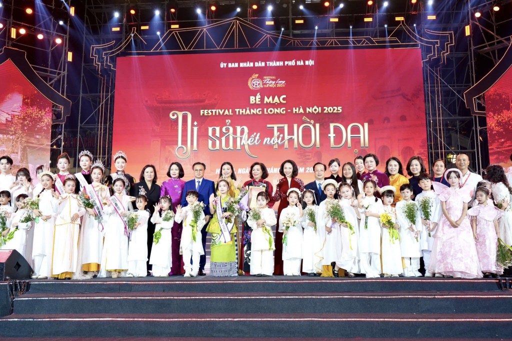 Các vị đại biểu chụp ảnh lưu niệm cùng các nghệ sĩ tham gia chương trình bế mạc Festival Thăng Long - Hà Nội 2025 Các vị đại biểu chụp ảnh lưu niệm cùng các nghệ sĩ tham gia chương trình bế mạc Festival Thăng Long - Hà Nội 2025