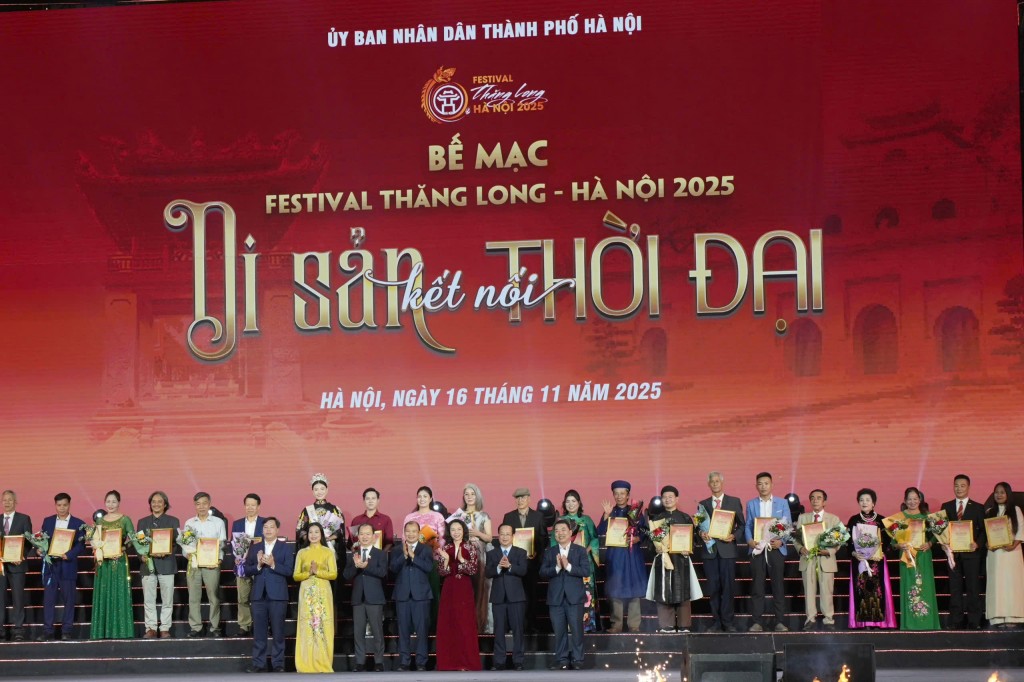 Các vị đại biểu chụp ảnh lưu niệm cùng các nghệ nhân, nghệ sĩ tham gia chương trình Các vị đại biểu chụp ảnh lưu niệm cùng các nghệ nhân, nghệ sĩ tham gia chương trình