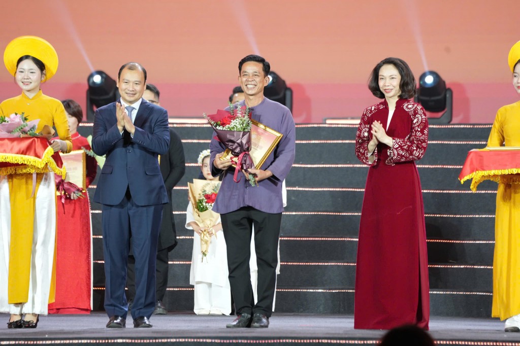 Đồng chí Lê Hải Bình - vinh danh và trao chứng nhận tới các nghệ nhân, nghệ sĩ tham gia Festival Thăng Long - Hà Nội 2025 Đồng chí Lê Hải Bình - vinh danh và trao chứng nhận tới các nghệ nhân, nghệ sĩ tham gia Festival Thăng Long - Hà Nội 2025