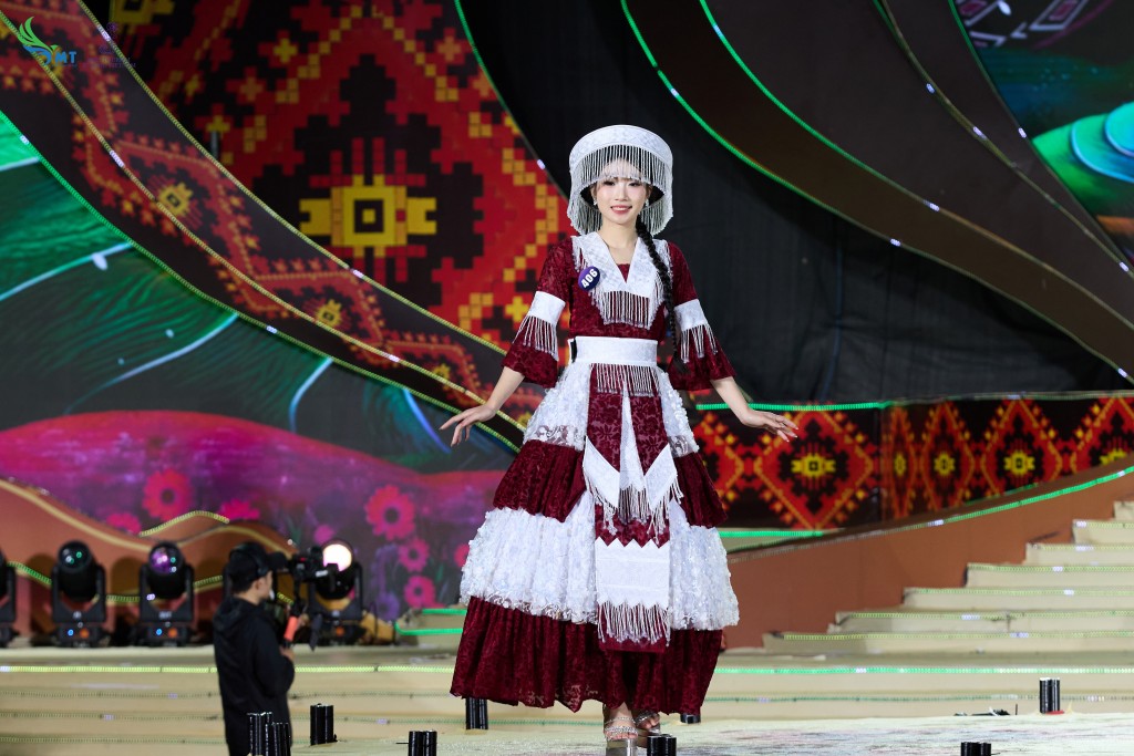 Phần biểu diễn trang phục dân tộc của các thí sinh