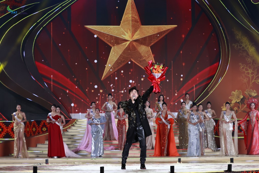 Ca sĩ Tùng Dương biểu diễn tại đêm chung kết 