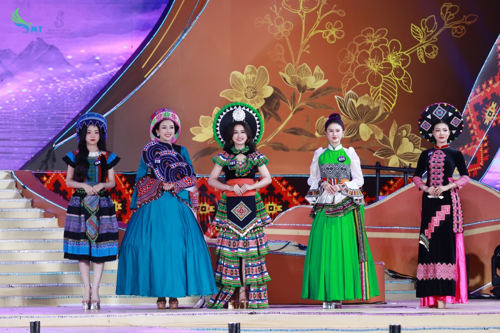 Top 5 bước vào phần thi ứng xử