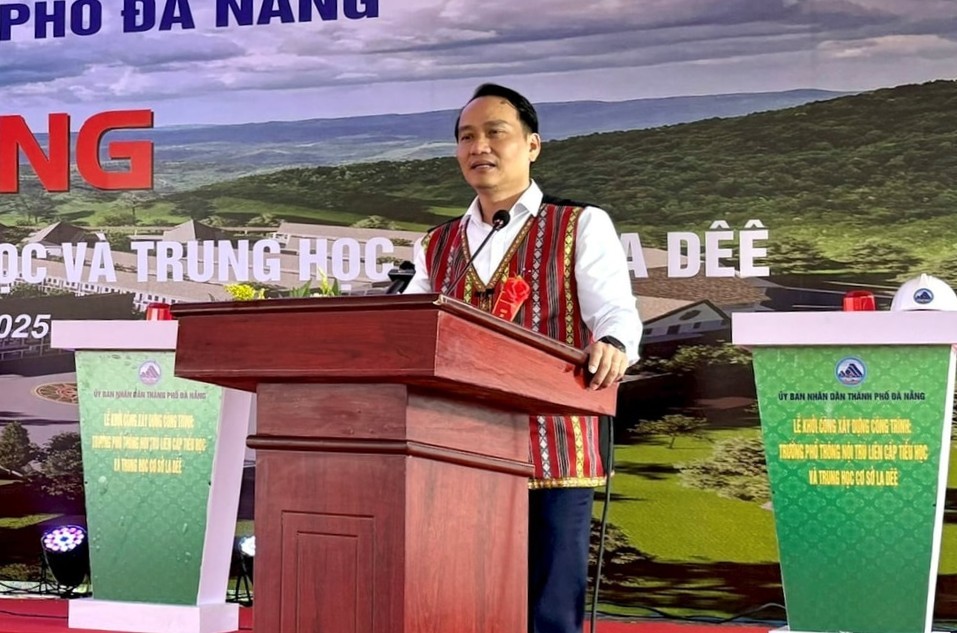 Phó Bí thư Thường trực Thành ủy Nguyễn Đình Vĩnh phát biểu tại lễ khởi công Trường nội trú liên cấp xã La Dêê (Ảnh: cổng TTĐT ĐN)