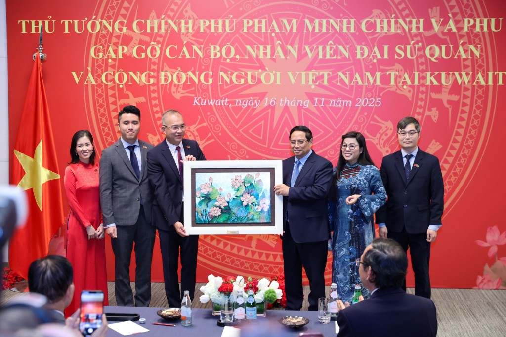 Thủ tướng và phu nhân tặng quà cho đại sứ quán Việt Nam tại Kuwait - Ảnh: VGP/Nhật Bắc Thủ tướng và phu nhân tặng quà cho đại sứ quán Việt Nam tại Kuwait - Ảnh: VGP/Nhật Bắc