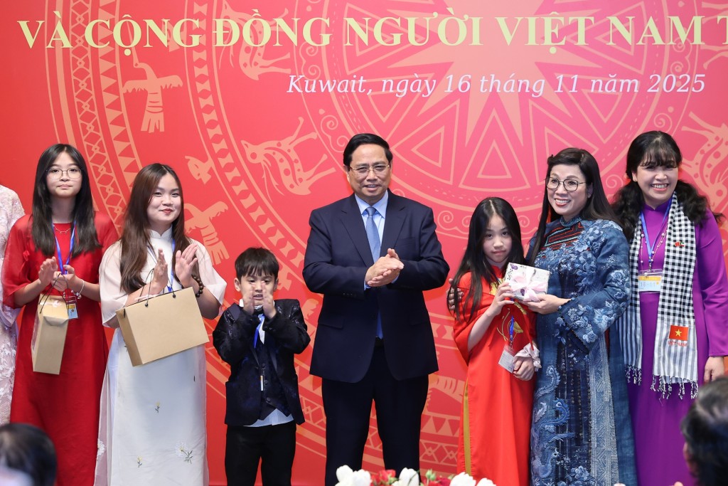 Thủ tướng và phu nhân tặng quà cho cộng đồng người Việt Nam tại Kuwait - Ảnh: VGP/Nhật Bắc Thủ tướng và phu nhân tặng quà cho cộng đồng người Việt Nam tại Kuwait - Ảnh: VGP/Nhật Bắc