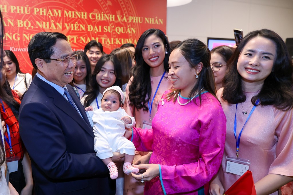 Thủ tướng và bà con kiều bào - Ảnh: VGP/Nhật Bắc Thủ tướng và bà con kiều bào - Ảnh: VGP/Nhật Bắc