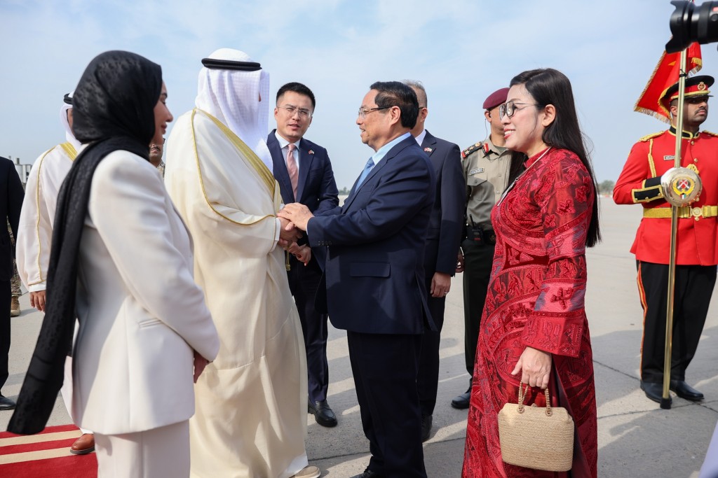 Hoàng thân, Cố vấn cao cấp của Thủ tướng Kuwait Basel Humood AL Sabah đón Thủ tướng Chính phủ Phạm Minh Chính cùng Phu nhân và Đoàn đại biểu cấp cao Việt Nam tại sân bay - Ảnh: VGP/Nhật Bắc Hoàng thân, Cố vấn cao cấp của Thủ tướng Kuwait Basel Humood AL Sabah đón Thủ tướng Chính phủ Phạm Minh Chính cùng Phu nhân và Đoàn đại biểu cấp cao Việt Nam tại sân bay - Ảnh: VGP/Nhật Bắc