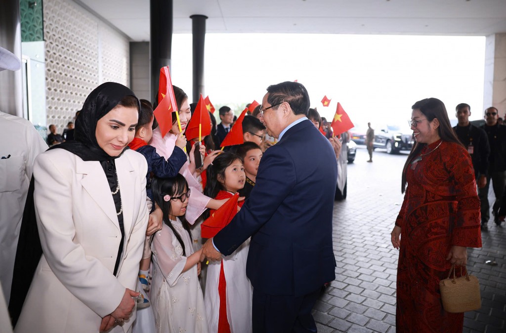 Bà con kiều bào chào đón Thủ tướng Chính phủ Phạm Minh Chính cùng Phu nhân - Ảnh: VGP/Nhật Bắc Bà con kiều bào chào đón Thủ tướng Chính phủ Phạm Minh Chính cùng Phu nhân - Ảnh: VGP/Nhật Bắc