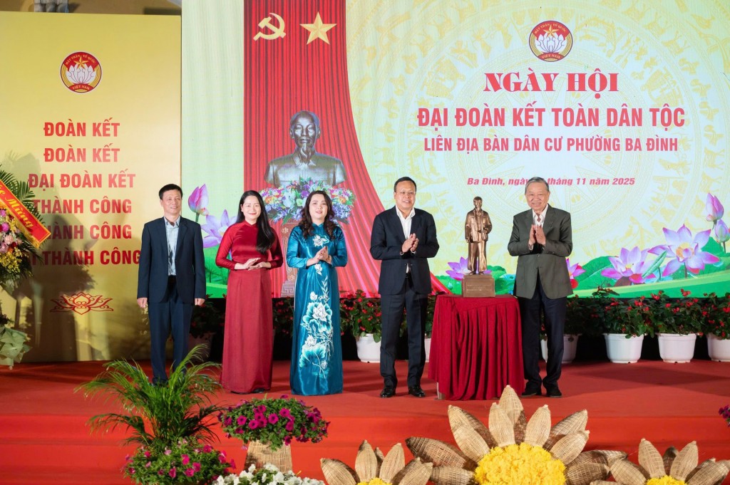 Tổng Bí thư Tô Lâm dự Ngày hội Đại đoàn kết toàn dân tộc tại phường Ba Đình Tổng Bí thư Tô Lâm dự Ngày hội Đại đoàn kết toàn dân tộc tại phường Ba Đình