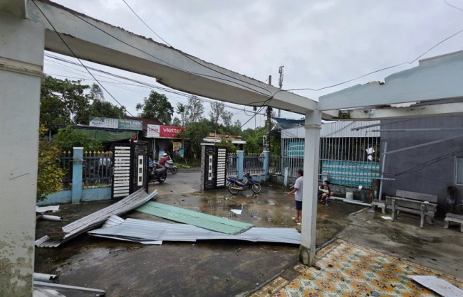 Lốc xoáy "quét" qua vùng Chiên Đàn, hàng loạt nhà dân bị tốc mái