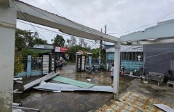 Lốc xoáy "quét" qua vùng Chiên Đàn, hàng loạt nhà dân bị tốc mái