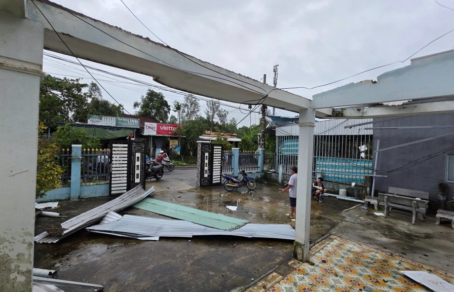 Lốc xoáy "quét" qua vùng Chiên Đàn, hàng loạt nhà dân bị tốc mái