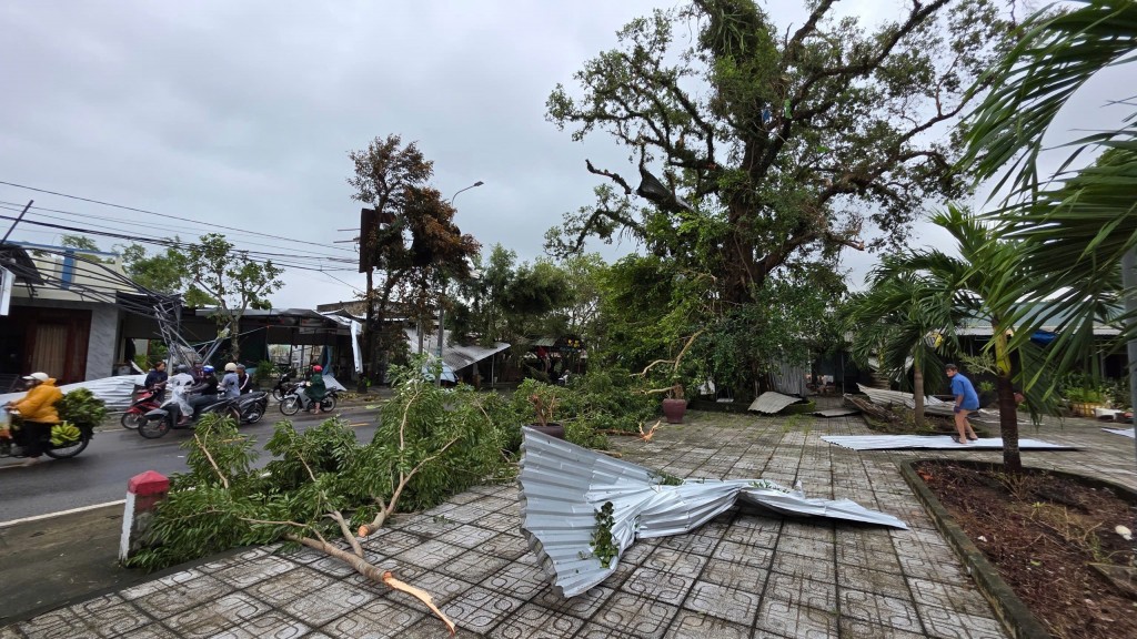 Lốc xoáy quét qua vùng Chiên Đàn, hàng loạt nhà dân bị tốc mái