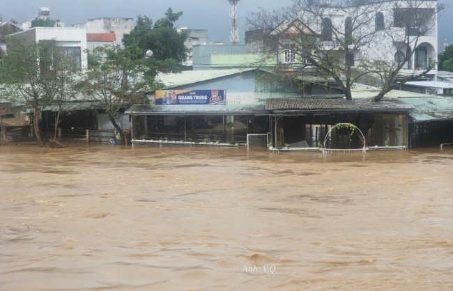 Người dân ven sông Vu Gia đối diện với trận lụt lần thứ 5