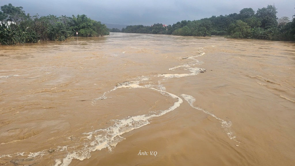 Lũ sông Thu Bồn tại Câu Lâu đang trên báo động 2