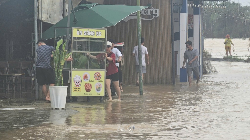 Lũ sông Thu Bồn tại Câu Lâu đang trên báo động 2