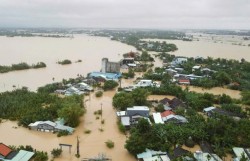 Miền Trung mưa lớn, nguy cơ lũ và sạt lở