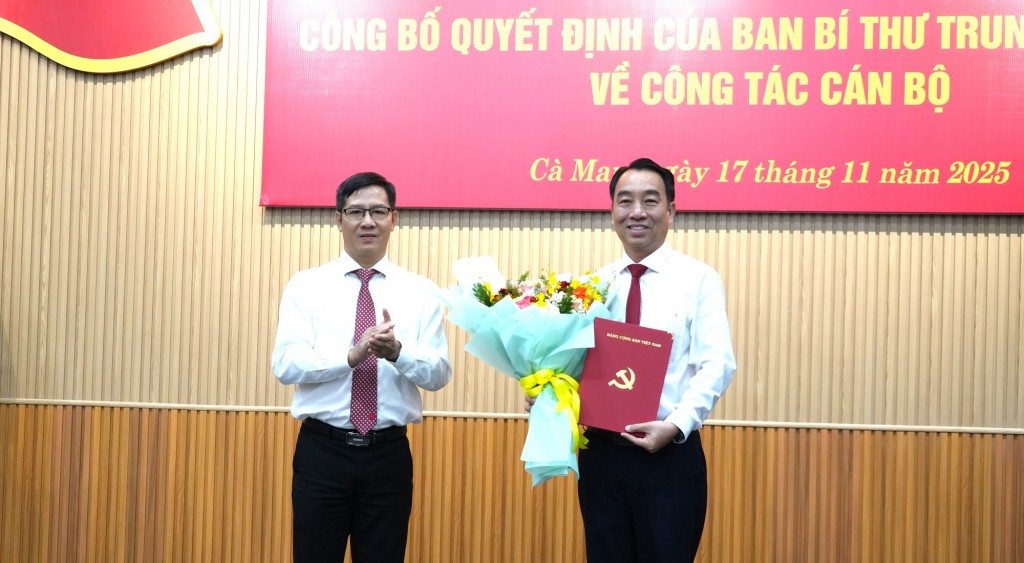 Ông Nguyễn Thành Tâm, Phó Trưởng Ban Tổ chức Trung ương (bên trái), trao quyết định cho ông Lữ Quang Ngờ