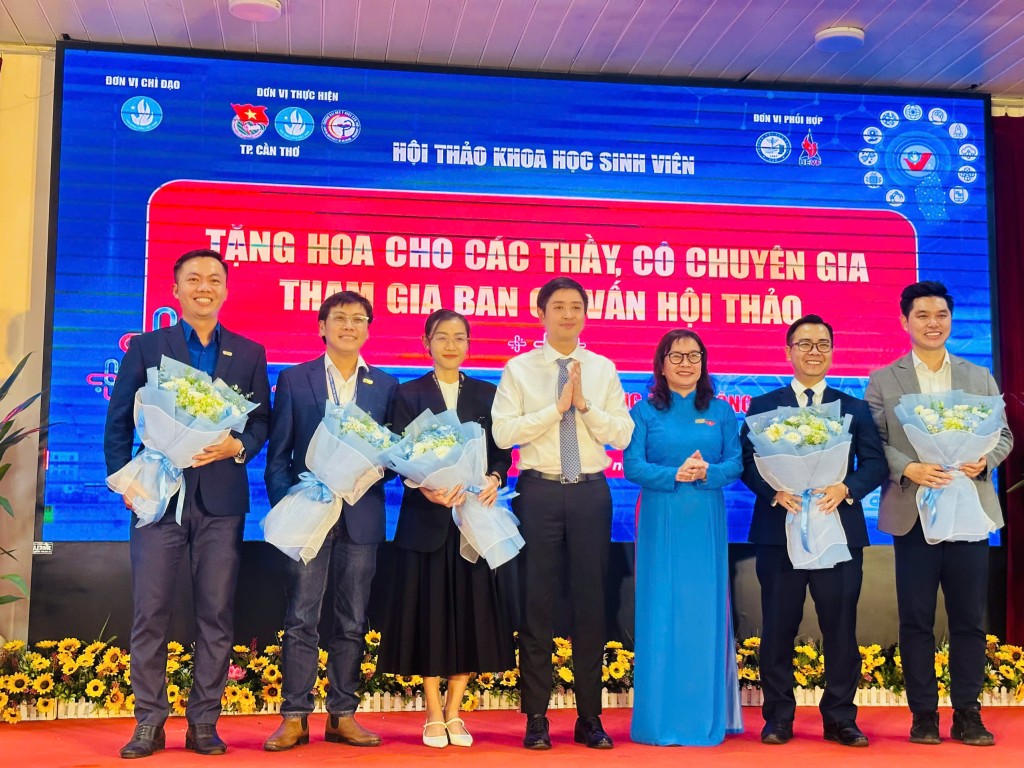 Ban Tổ chức ftawngj hoa cho các thầy, cô trong Ban Cố vấn hội thảo Ban Tổ chức ftawngj hoa cho các thầy, cô trong Ban Cố vấn hội thảo