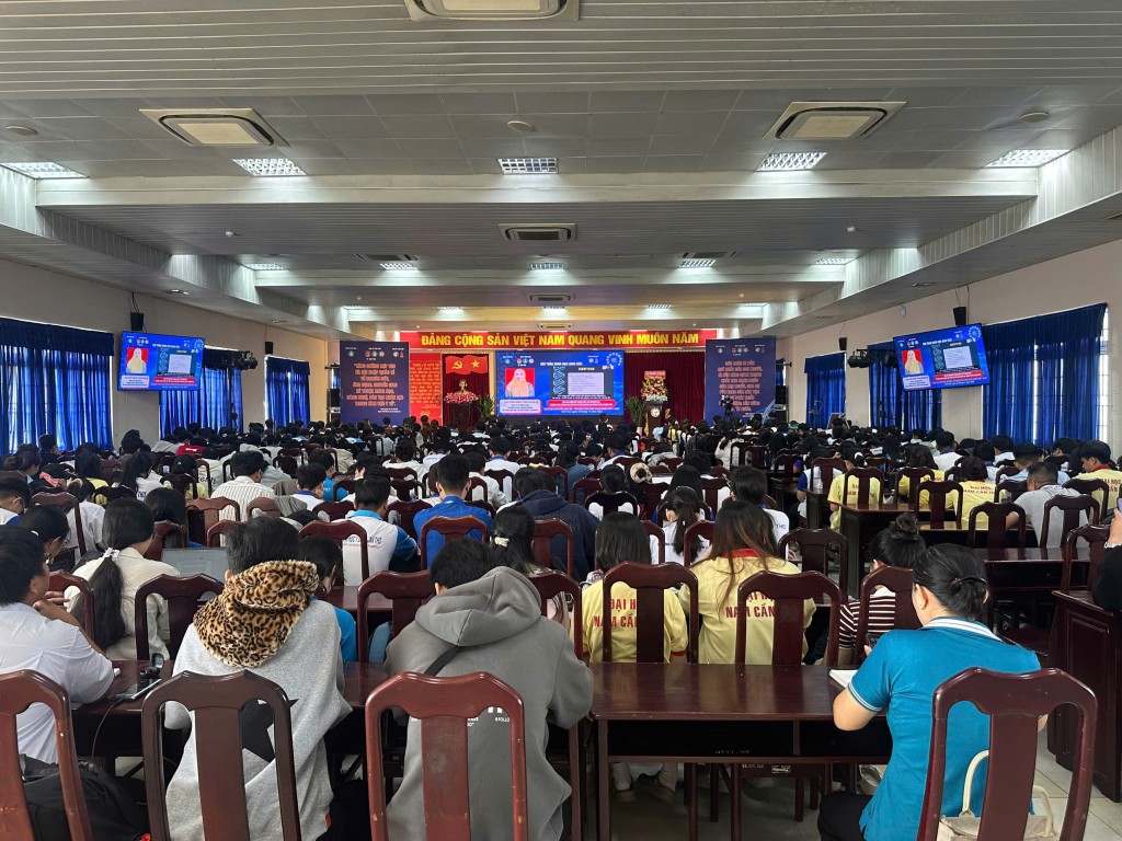 Hội thảo thu hút sự quan tâm của nhiều bạn sinh viên Hội thảo thu hút sự quan tâm của nhiều bạn sinh viên