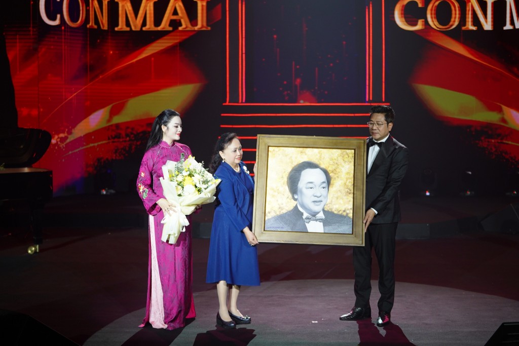 NSND QUốc Hưng và NS ƯT Tân Nhàn tặng bức chân dung NSND Trung Kiên tới người vợ của ông