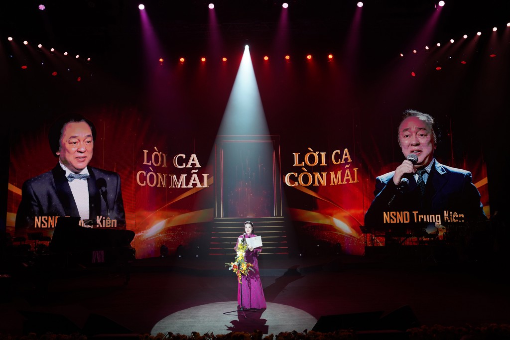 TS, NSƯT Tân Nhàn, Trưởng Khoa Thanh nhạc, Tổng đạo diễn phát biểu khai mạc chương trình 