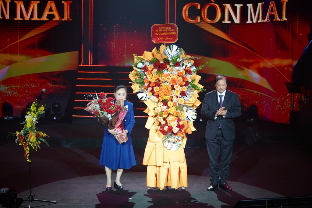 Thứ trưởng Bộ Văn hóa, Thể thao và Du lịch Tạ Quang Đông tặng hoa gia đình NSND Trung Kiên