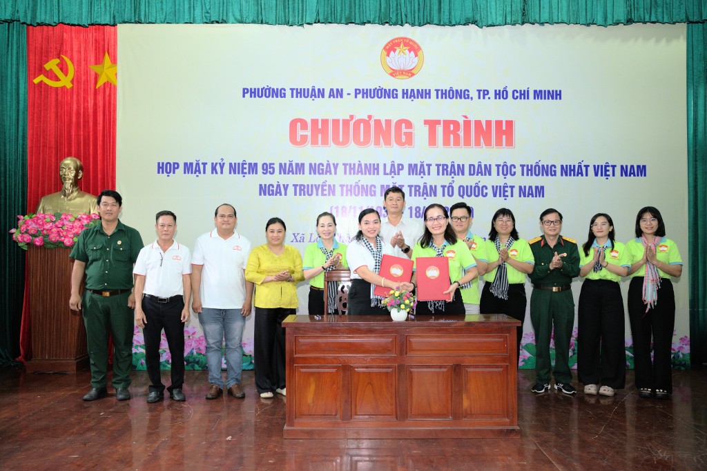 Phó Bí thư Thường trực Đảng ủy phường Thuận An Phan Thái Sơn, Phó Bí thư Thường trực Đảng ủy phường Hạnh Thông Trần Ngọc Phượng cùng đại biểu chứng kiến Lễ ký kết nghĩa giữa Uỷ ban MTTQ Việt Nam phường Thuận An và phường Hạnh Thông