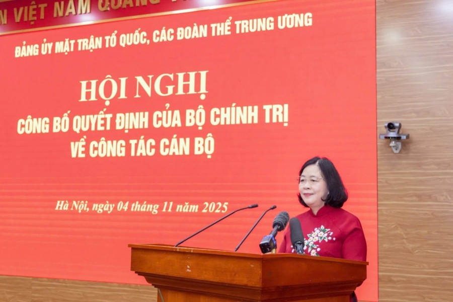 Tân Bí thư Đảng ủy MTTQ, các đoàn thể Trung ương Bùi Thị Minh Hoài phát biểu nhận nhiệm vụ