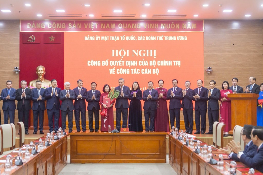 Tổng Bí thư Tô Lâm và các đồng chí lãnh đạo chúc mừng tân Bí thư Đảng ủy MTTQ, các đoàn thể Trung ương Bùi Thị Minh Hoài