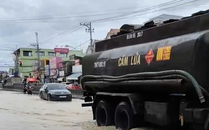 Mưa lớn cũng đã gây ngập lụt tại nhiều điểm trong tỉnh: 