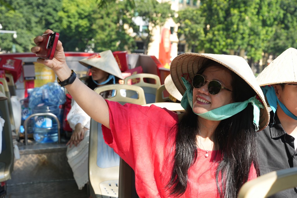 Bên cạnh các khu vực trưng bày, người dân Hà Nội được tham gia “city tour” vòng quanh thủ đô cùng các địa danh nổi bật Bên cạnh các khu vực trưng bày, người dân Hà Nội được tham gia “city tour” vòng quanh thủ đô cùng các địa danh nổi bật