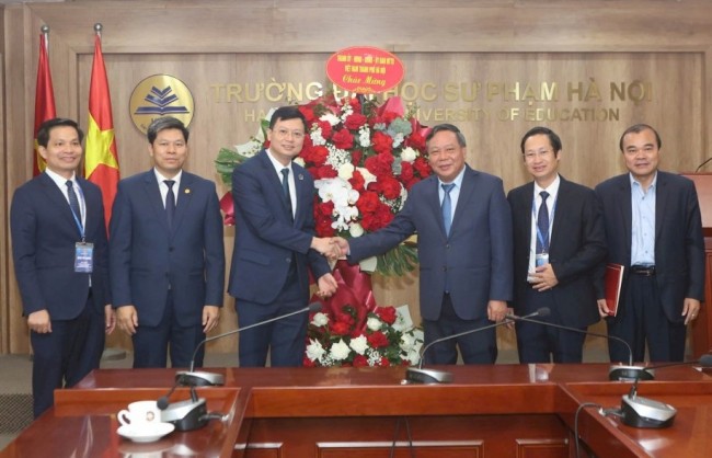 Phó Bí thư Thường trực Thành ủy Nguyễn Văn Phong thăm, chúc mừng Ngày Nhà giáo Việt Nam