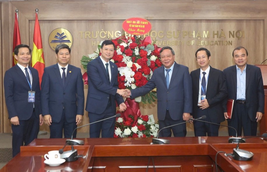 Phó Bí thư Thường trực Thành ủy Nguyễn Văn Phong thăm, chúc mừng Ngày Nhà giáo Việt Nam