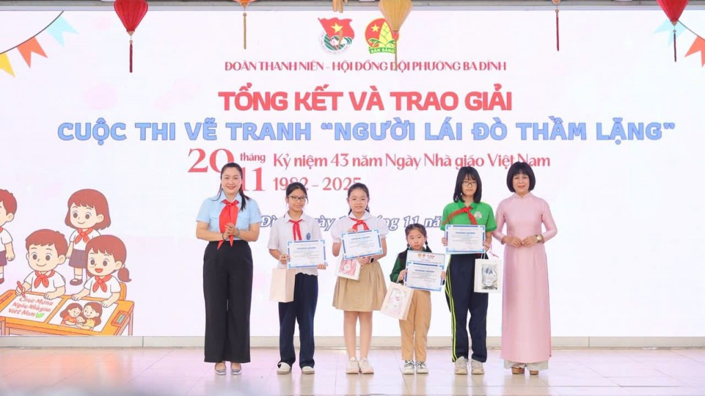 Ban tổ chức trao giải cuộc thi Ban tổ chức trao giải cuộc thi